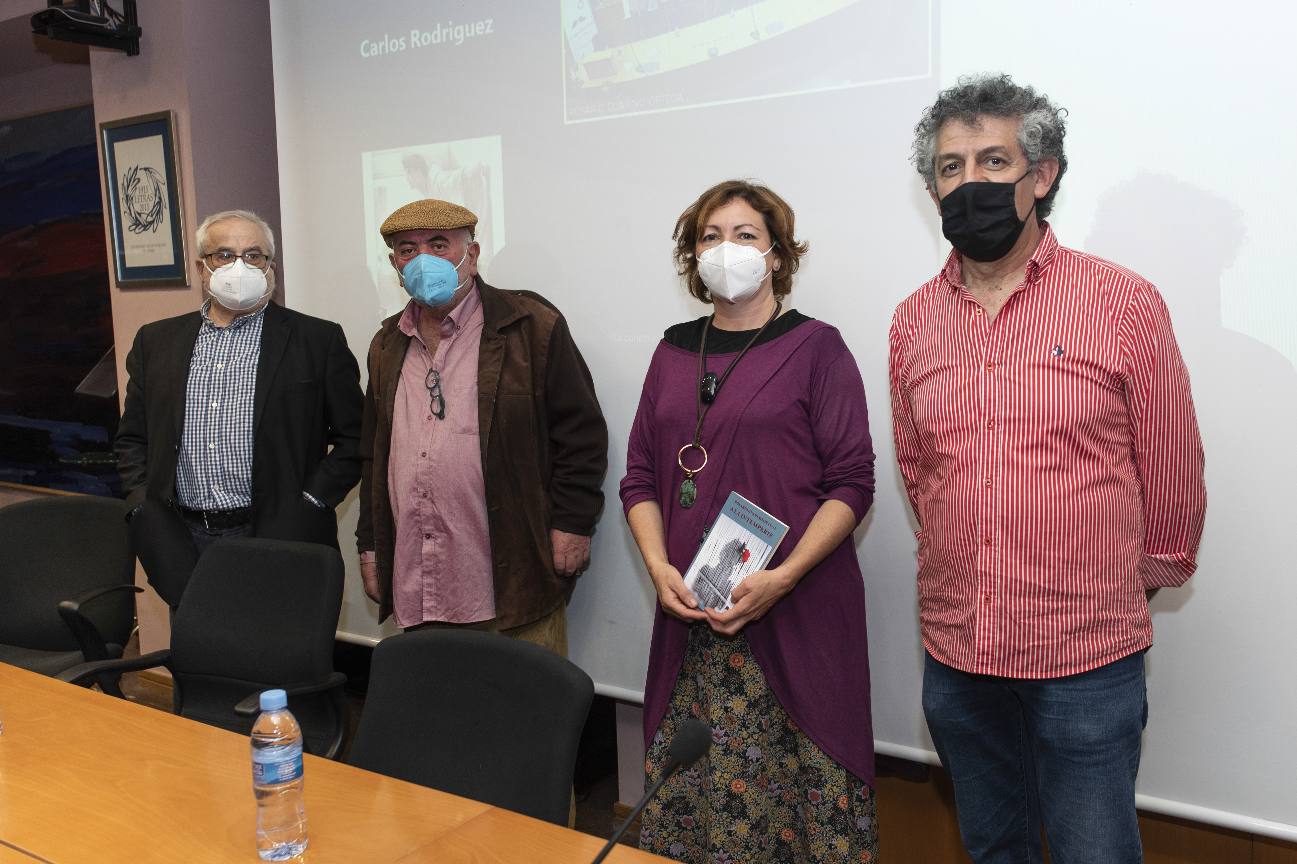 Digitum: Repositorio Institucional de la Universidad de Murcia: Fotografías  de la presentación del libro "A la intemperie" de Rosario Guarino Ortega